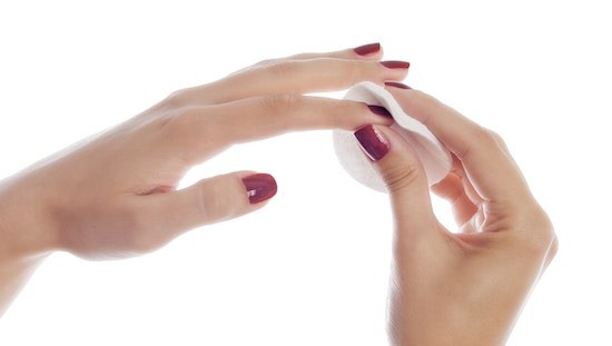 Chai dung môi acetone chuyên dụng để tẩy sơn móng và tháo móng bột, thiết yếu trong làm nail.