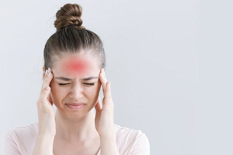 Chai nước tẩy sơn móng tay chuyên dụng cảnh báo về việc hít phải hơi hóa chất, liên quan đến hiệu quả và an toàn khi dùng **cồn tẩy sơn móng**
