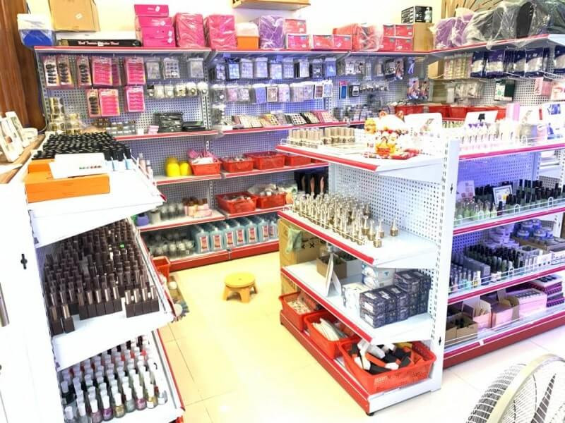 chai sơn móng tay và dụng cụ