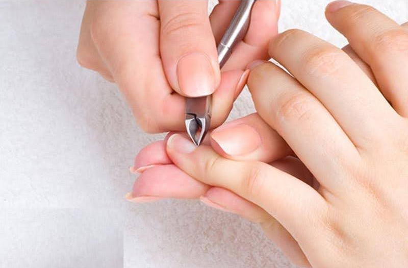 Chăm sóc móng tay đúng cách để giảm thiểu tình trạng móng tay nhiều sọc dọc và gãy móng