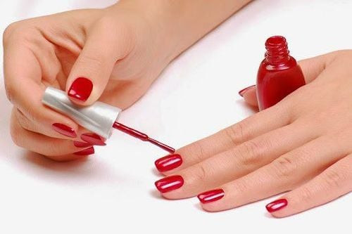 Chăm sóc móng tay khỏe mạnh, dưỡng móng thường xuyên để giảm thiểu tác hại của sơn móng