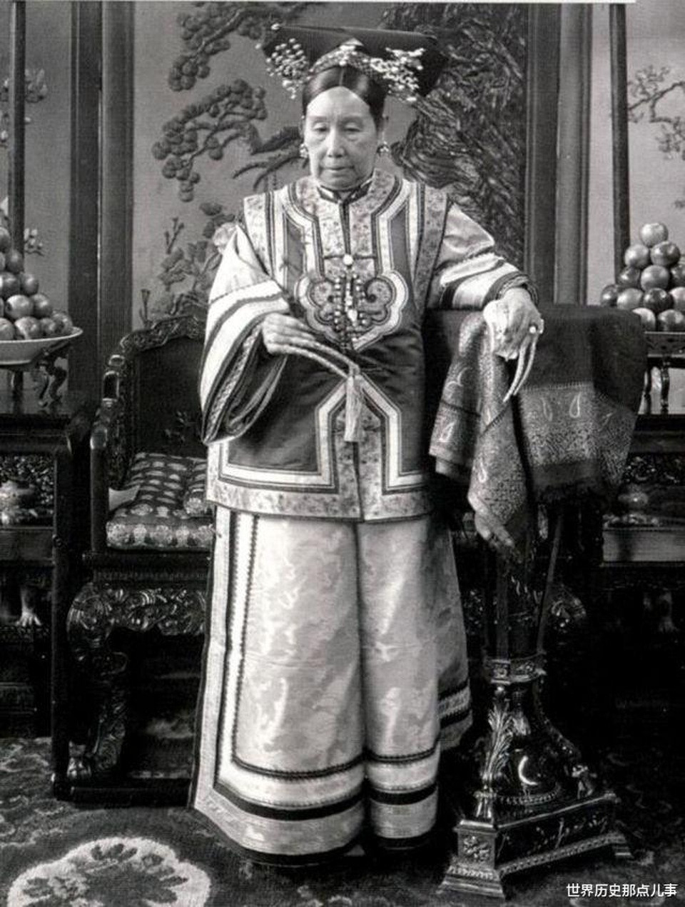 Chân dung Từ Hy Thái Hậu với bộ hộ giáp vàng lộng lẫy trên tay, điển hình của phim móng tay vàng