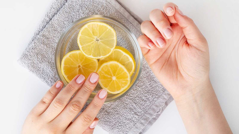 Chanh, một lựa chọn tự nhiên thay thế acetone tẩy sơn móng tay