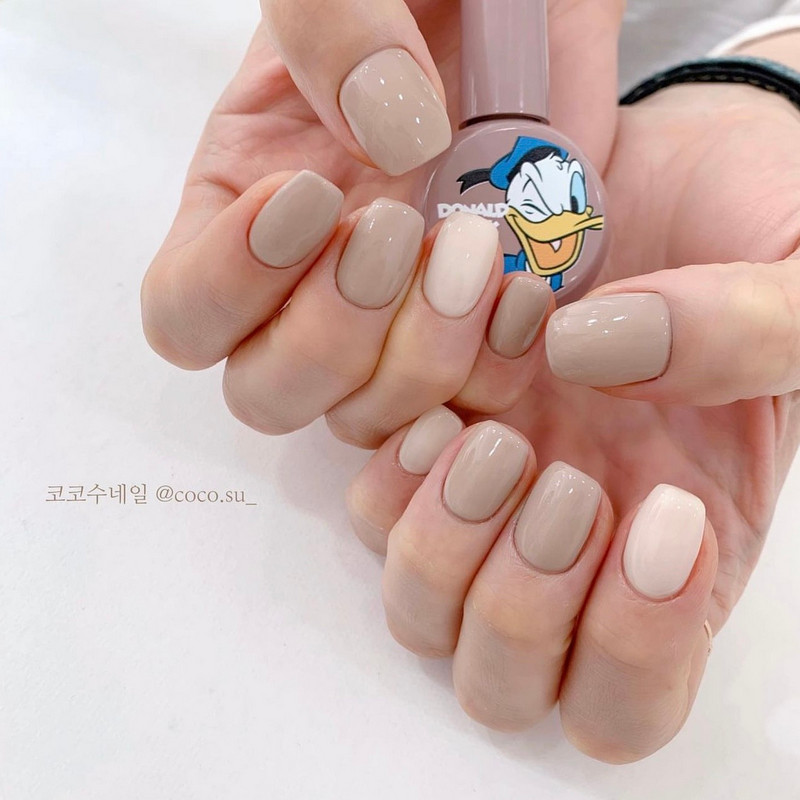 Chất liệu trang phục phù hợp với nail màu nâu vàng