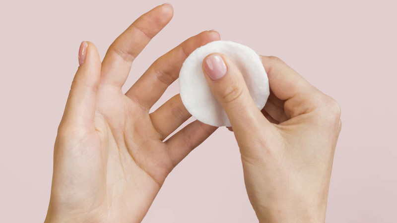 Chú ý dưỡng ẩm tay khi tẩy móng bằng aceton