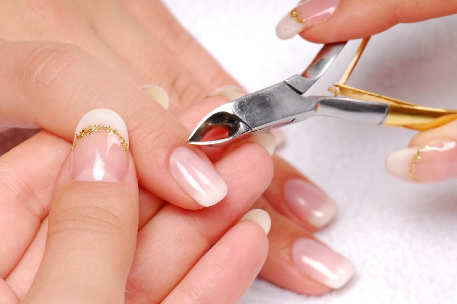 Chuẩn bị móng sạch trước khi học cách đắp bột móng tay