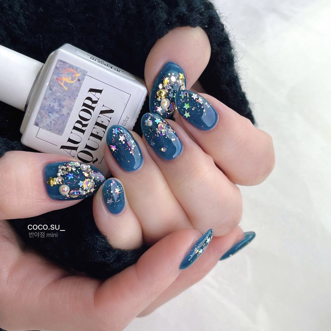 Chuyên viên thực hiện kỹ thuật đắp bột móng tay an toàn