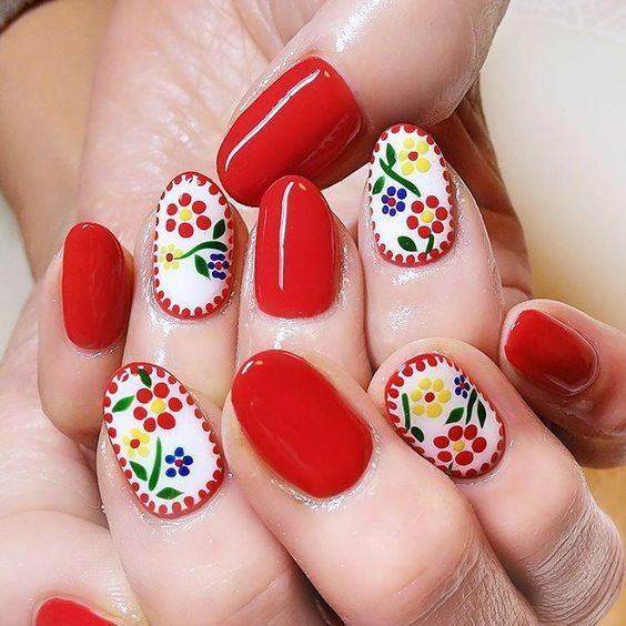 Cô gái trẻ với bộ móng tay ngắn sơn màu tươi tắn
