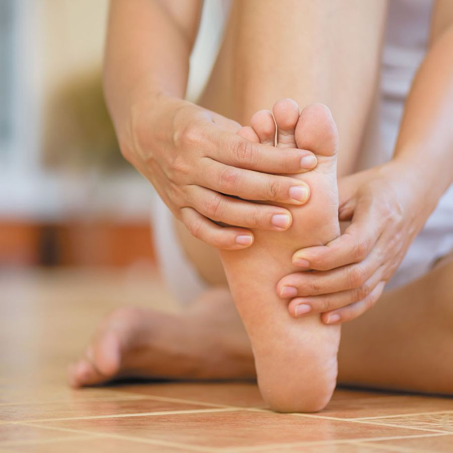 Có thể xoa bóp nhẹ nhàng để giảm áp lực lên chân bị bầm móng chân