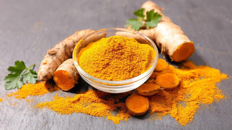Củ nghệ tươi và bột nghệ khô, nguyên nhân chính khiến móng tay dính nghệ phải làm sao