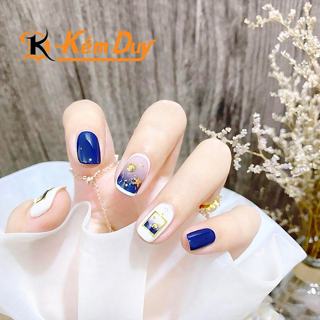 Dáng móng tay form vuông cổ điển, mạnh mẽ và cá tính.