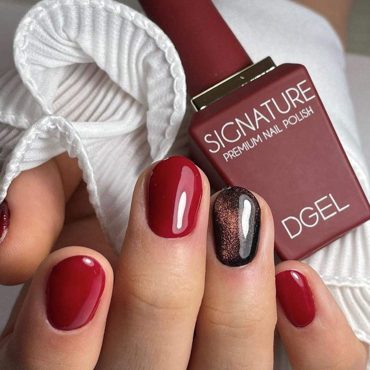 Đắp bột móng tay đơn giản kết hợp charm kim loại độc đáo