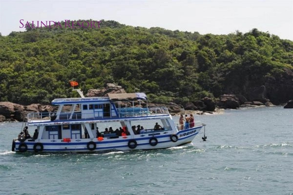 Di chuyển bằng tàu đến Hòn Móng Tay ở Phú Quốc