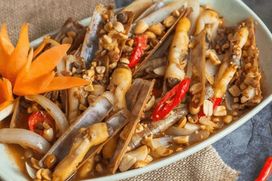 Đĩa con móng tay biển xào me hấp dẫn, một món ăn ngon từ hải sản