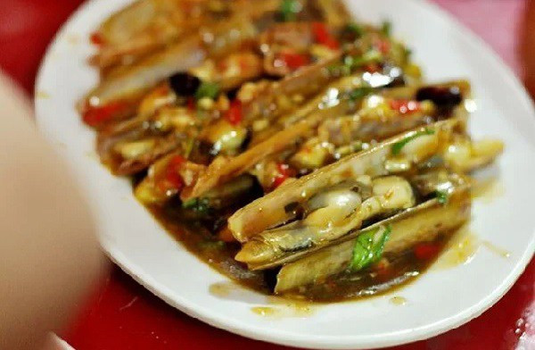 Món Ngon Khó Cưỡng: Móng Tay Xào Chua Ngọt Tại Gia Đĩa ốc móng tay xào chua ngọt thành phẩm, màu sắc hấp dẫn