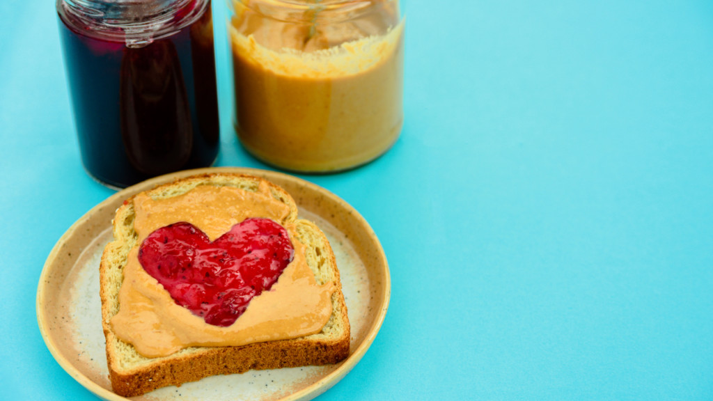 Đĩa salad tươi ngon với nho đen móng tay và các loại rau củ đầy màu sắc