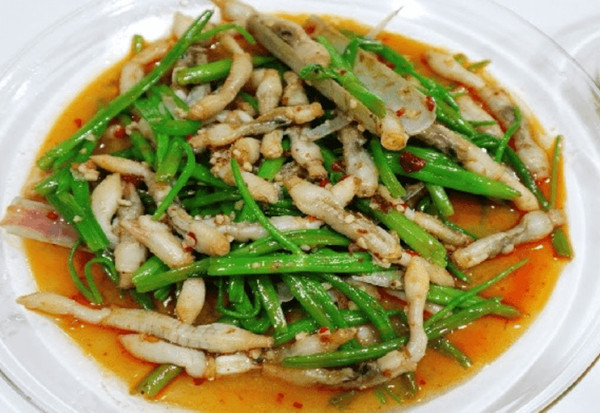 Đĩa sò móng tay khô xào rau muống xanh giòn, món ăn đơn giản ngon miệng