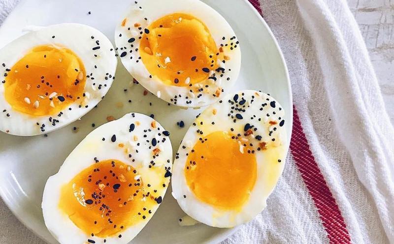Đĩa trứng chiên vàng ươm, cung cấp protein và vitamin cần thiết cho móng tay chắc khỏe.