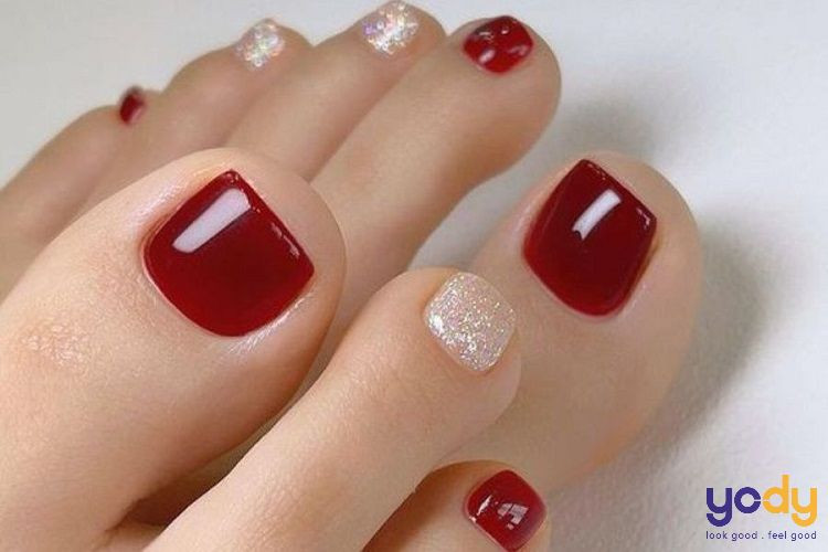 Đính hoạ tiết để tăng thêm vẻ đẹp cho móng chân