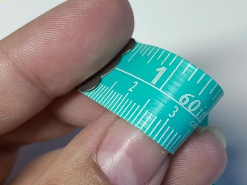 Đo size móng chân bằng thước dây