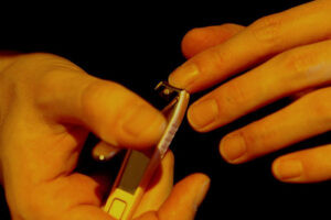 Đầu Năm Có Nên Cắt Móng Tay Không? Giải Mã Quan Niệm Từ Ảnh Nail Đồ vật cắt móng tay được đặt dưới ánh sáng tự nhiên trên bàn gỗ