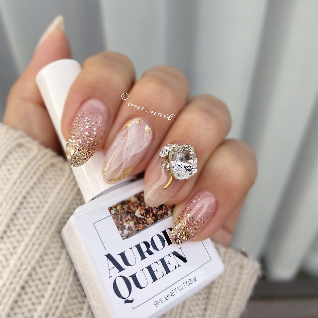 Đôi bàn tay đẹp với nail màu nâu vàng thạch nhẹ nhàng