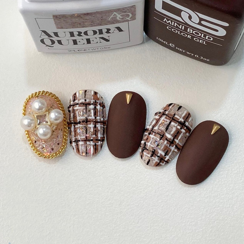 Đôi bàn tay sang trọng với nail màu nâu vàng đính đá