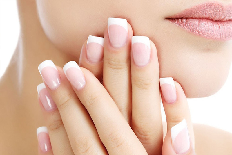Đôi bàn tay với móng tay dài dễ tích tụ vi khuẩn, minh họa vấn đề trong móng tay có bao nhiêu vi khuẩn