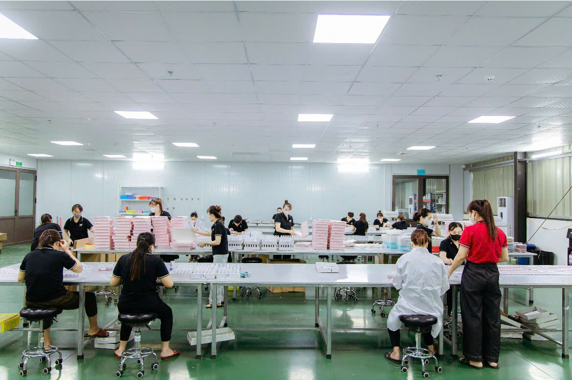 Công Ty TNHH Sơn Móng Tay Beyond The Peak: Tiên Phong Ngành Nail Việt Đội ngũ kỹ thuật viên kiểm tra chất lượng sản phẩm tại phòng thí nghiệm của Beyond The Peak