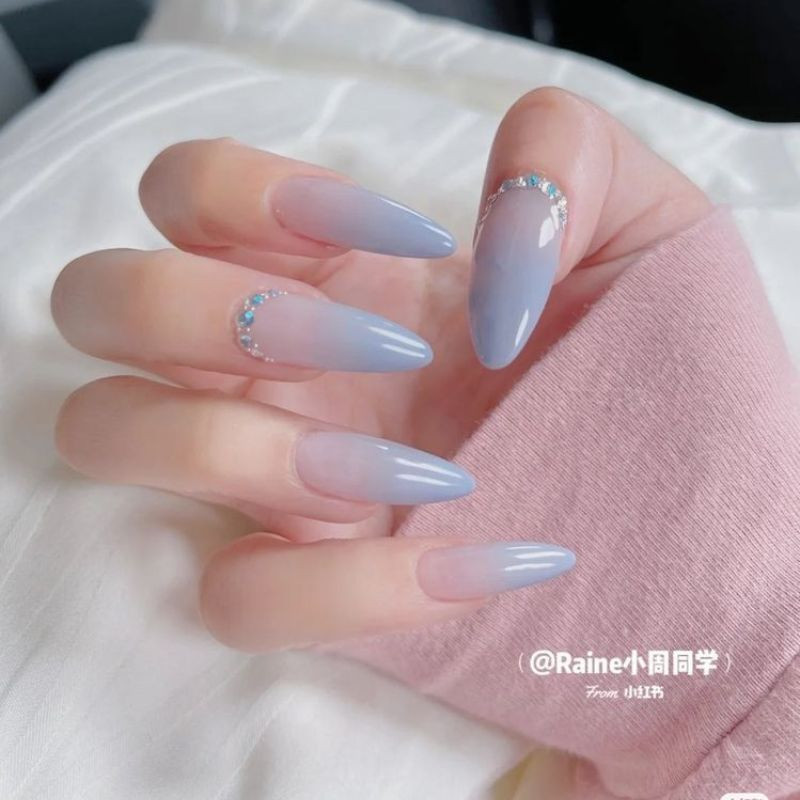 Đơn giản mà tinh tế với mẫu nail đi đám cưới sơn màu tím ombre