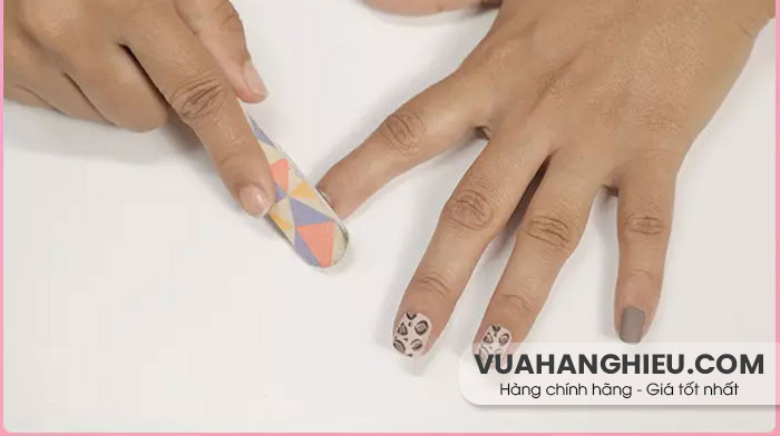 Dũa móng tay chuyên dụng để nhẹ nhàng loại bỏ cặn keo dán móng