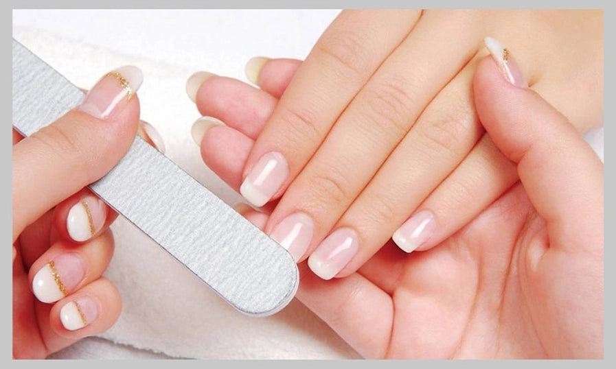 Dũa móng thật cẩn thận trước khi dán móng tay giả để tăng độ bám