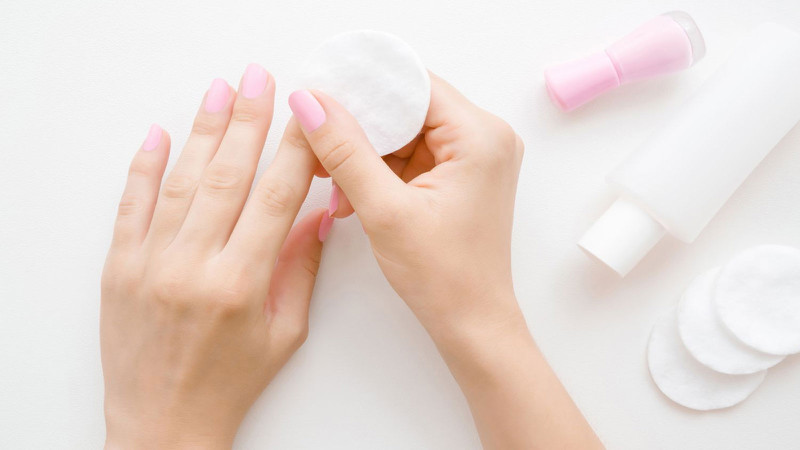 Dùng bông tẩy trang thấm thuốc tẩy móng tay acetone để loại bỏ sơn