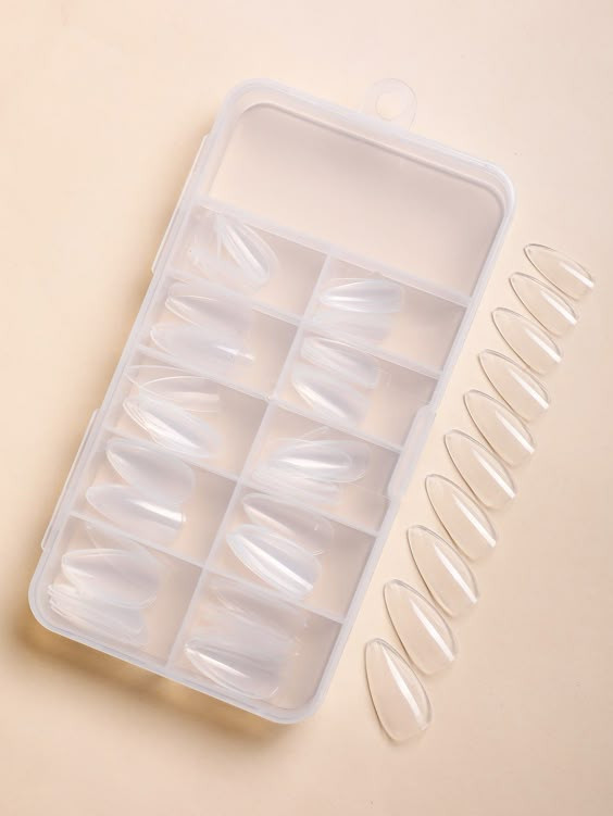 Dụng cụ cần thiết để tạo form móng hạnh nhân tại nhà