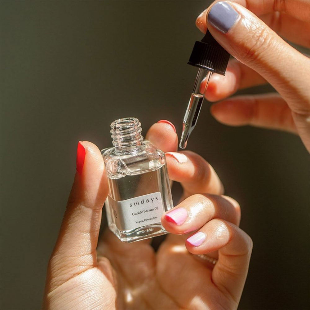 Cách Tẩy **Bị Thuốc Nhuộm Tóc Dính Vào Móng Tay** Hiệu Quả Và An Toàn Dụng cụ chăm sóc móng và serum dưỡng móng, biểu tượng cho việc loại bỏ vết bẩn trên móng tay.