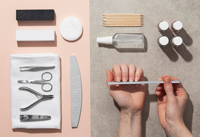 Dũa Móng Tay Có Hại Không? Sự Thật Từ Chuyên Gia Ảnh Nail Dụng cụ dũa móng tay đang được sử dụng cẩn thận để tạo hình móng, minh họa tầm quan trọng của việc chuẩn bị dụng cụ sạch sẽ