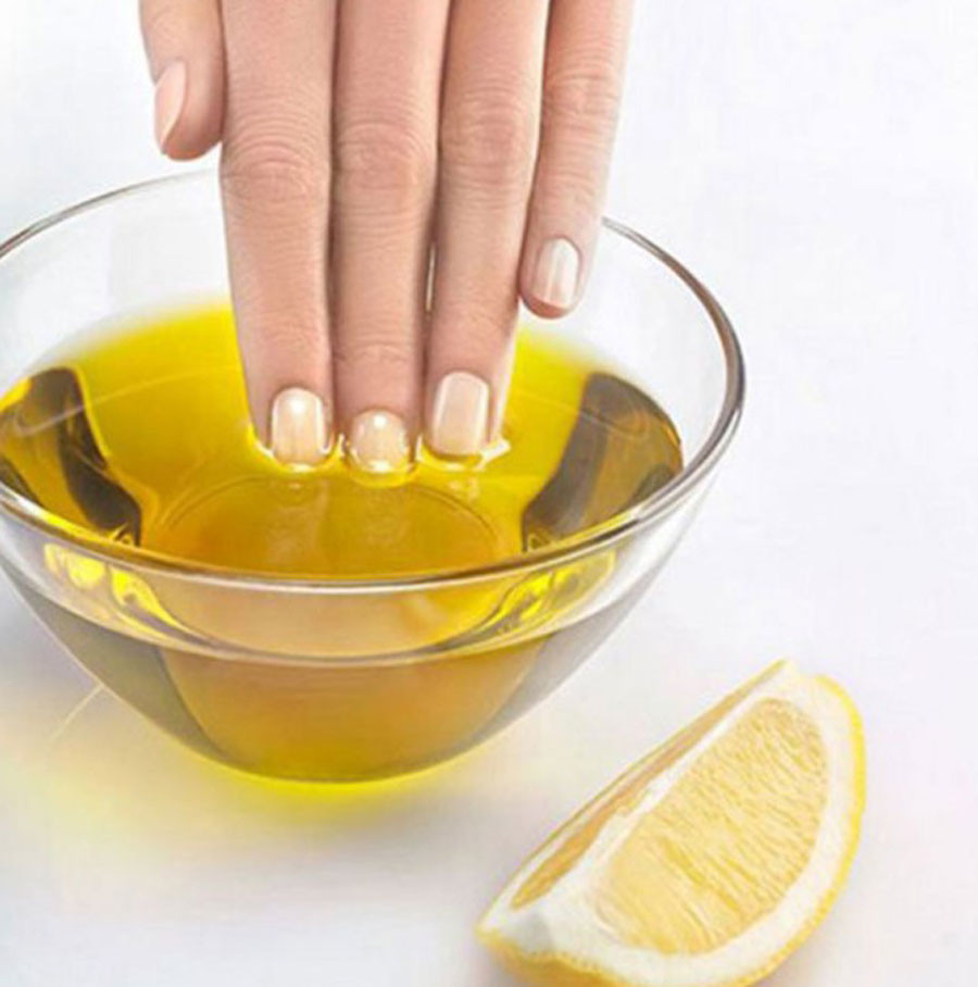 Dùng dầu oliu massage giúp dưỡng móng tay cứng và dài