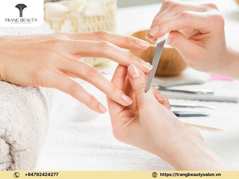 Duỗi và tỉa móng chân giúp tạo dáng đẹp trước khi sơn mẫu móng chân ẩn xà cừ