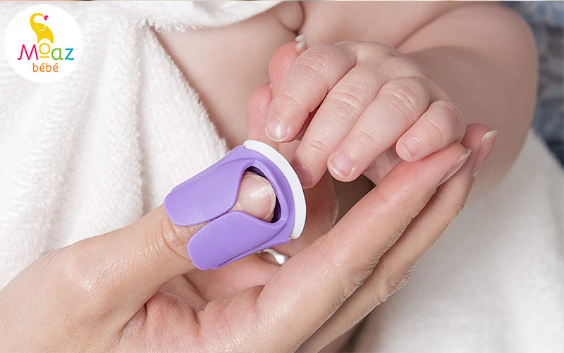 Em bé đang ngủ say, thời điểm lý tưởng để mẹ chăm sóc móng