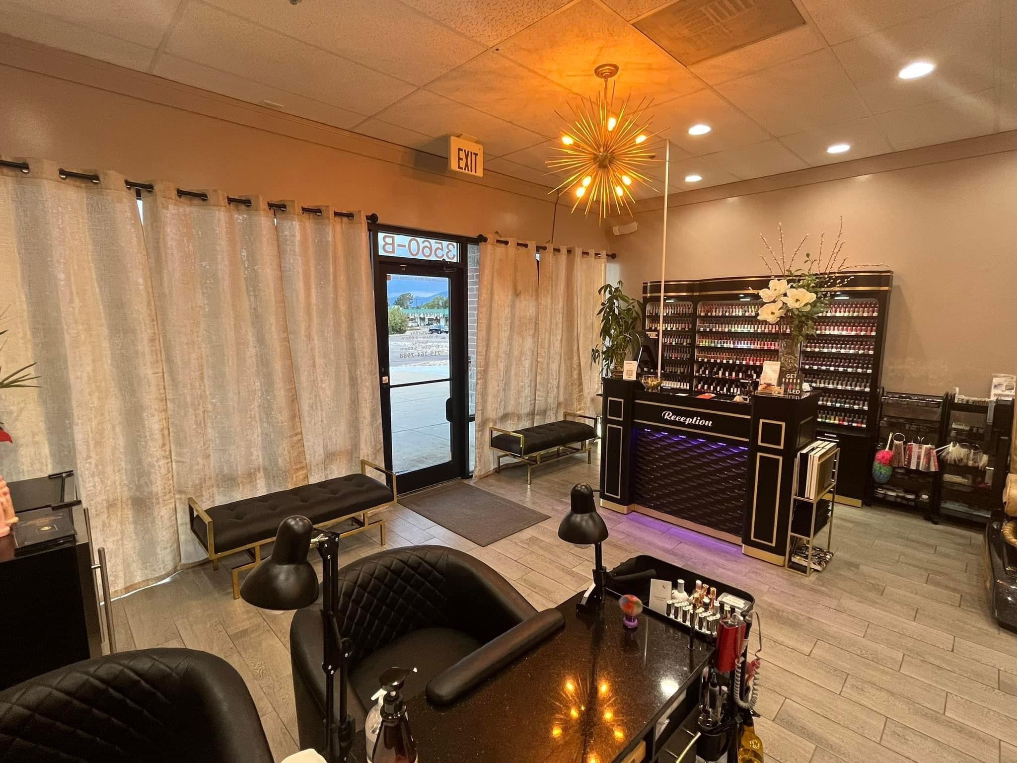 Khám Phá **Kệ Sơn Móng Tay**: Bí Quyết Tạo Điểm Nhấn Cho Salon Nail giá trưng bày sơn móng tay xoay 360 độ tiện lợi cho salon