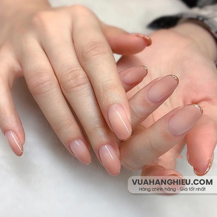 Gợi ý mẫu móng tay chụp kỷ yếu đơn giản với đầu móng trắng sữa