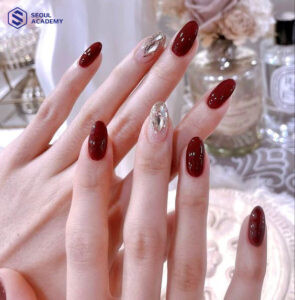 Gợi ý mẫu móng tay màu đỏ mận đính đá đơn giản tinh tế