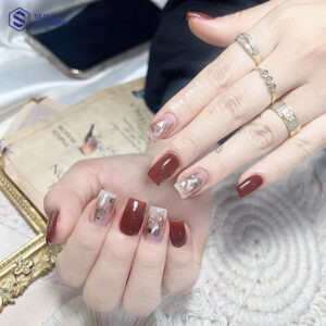 Gợi ý mẫu nail đỏ mận kết hợp ẩn xà cừ cực kỳ đẹp, tạo hiệu ứng lung linh, huyền ảo