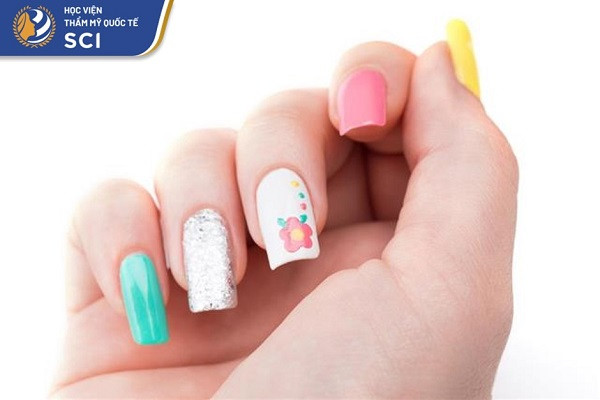 Gợi ý mẫu nail nhám kết hợp bóng giữa các ngón tay, tạo phong cách độc đáo