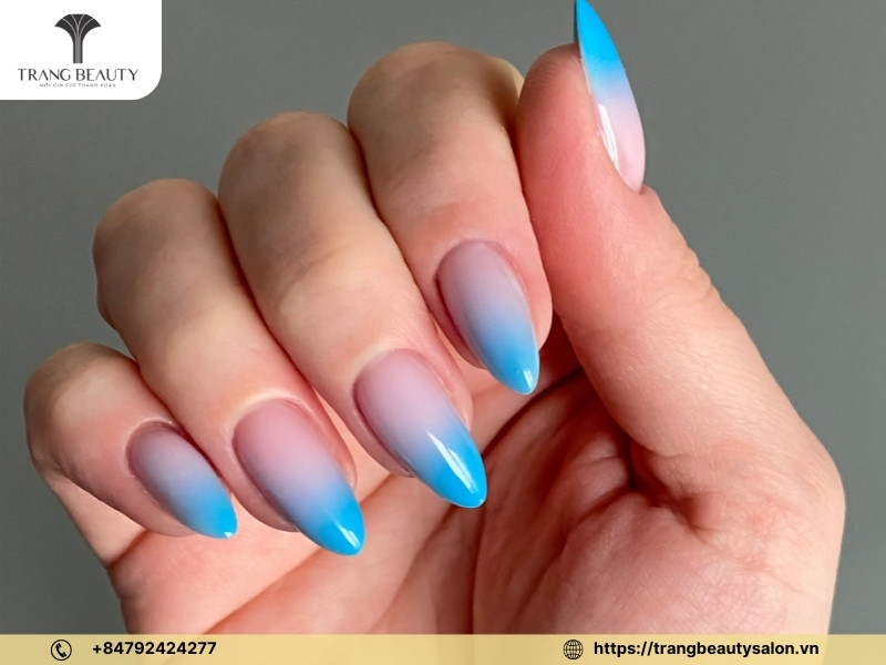 Gradient nail art với sự chuyển màu mượt mà