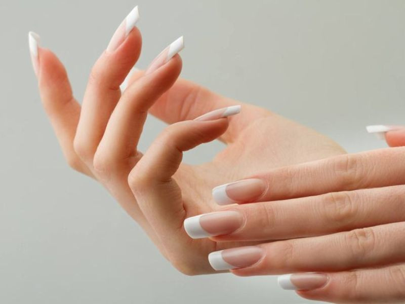 Hạn chế để móng tay tiếp xúc với keo và chất đánh bóng để móng khỏe mạnh