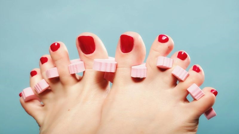Hạn chế sơn móng chân để tối ưu cách dưỡng móng chân tự nhiên