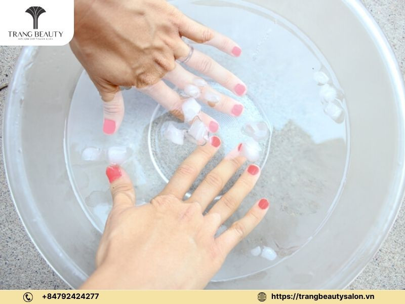 Hạn chế tiếp xúc nước để giữ màu gel móng tay