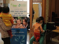 Hậu quả sức khỏe nghiêm trọng khi tiếp xúc với hóa chất độc hại trong keo dán móng tay giả cho bé