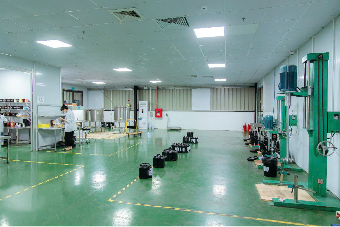 Công Ty TNHH Sơn Móng Tay Beyond The Peak: Tiên Phong Ngành Nail Việt Hệ thống máy móc hiện đại điều khiển quy trình sản xuất sơn móng tay Beyond The Peak